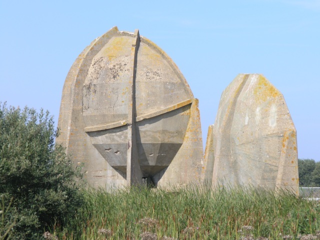 Sound_Mirrors_at_Denge.jpg