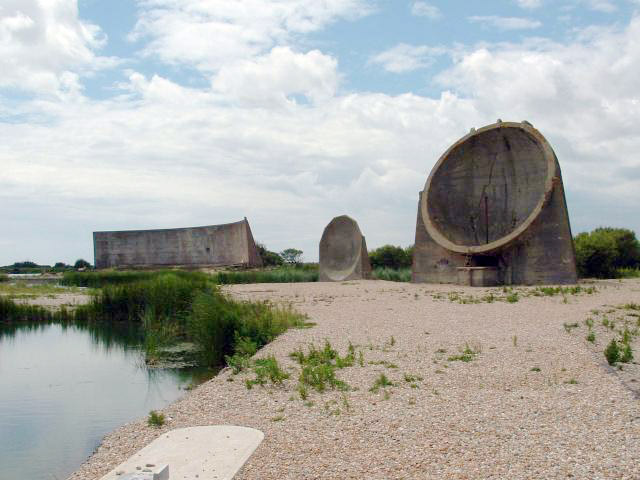 Denge_acoustic_mirrors_-March2005.jpg