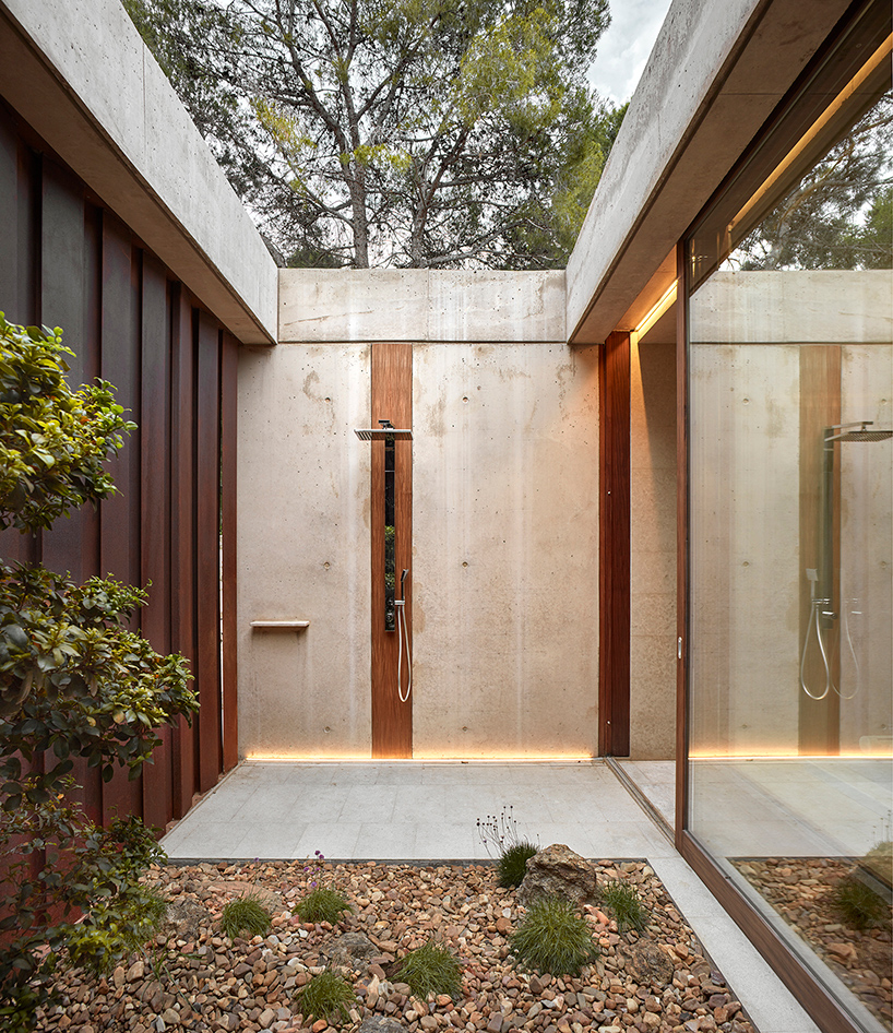 ramon-esteve-home-in-the-pine-forest-rocafort-valencia-designboom-10.jpg