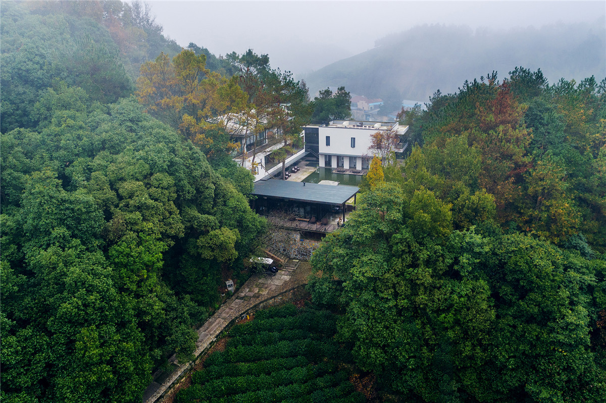 03 进酒店要经过一条山路.jpg