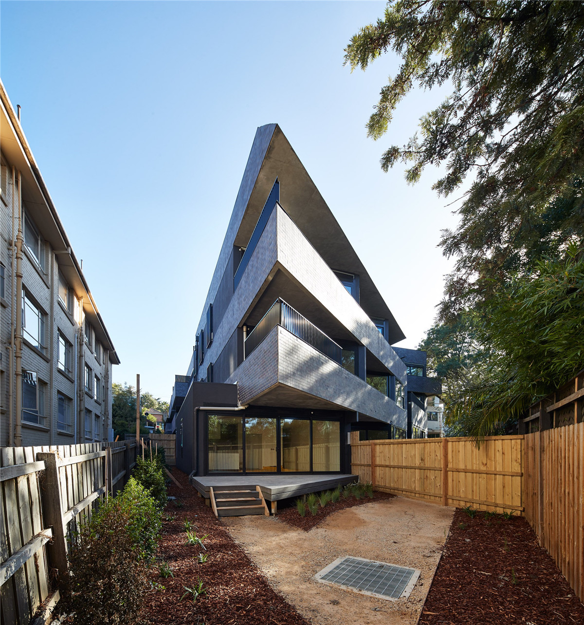 cirqua-apartments-bkk-architects-architecture_dezeen_2364_col_1.jpg