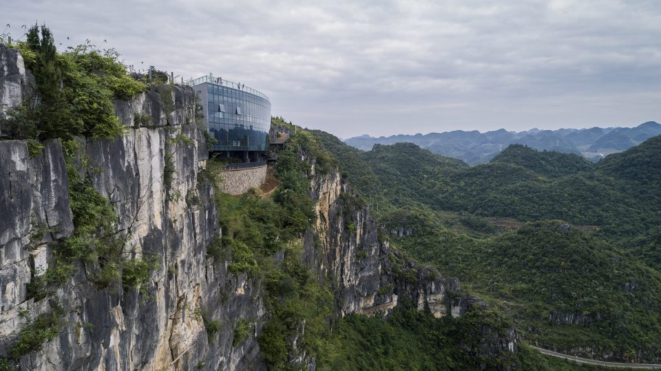 “悬浮”在百米绝壁之上——安龙国家山地户外运动示范公园溶岩美术馆 /  三文建筑 – 何崴工作室