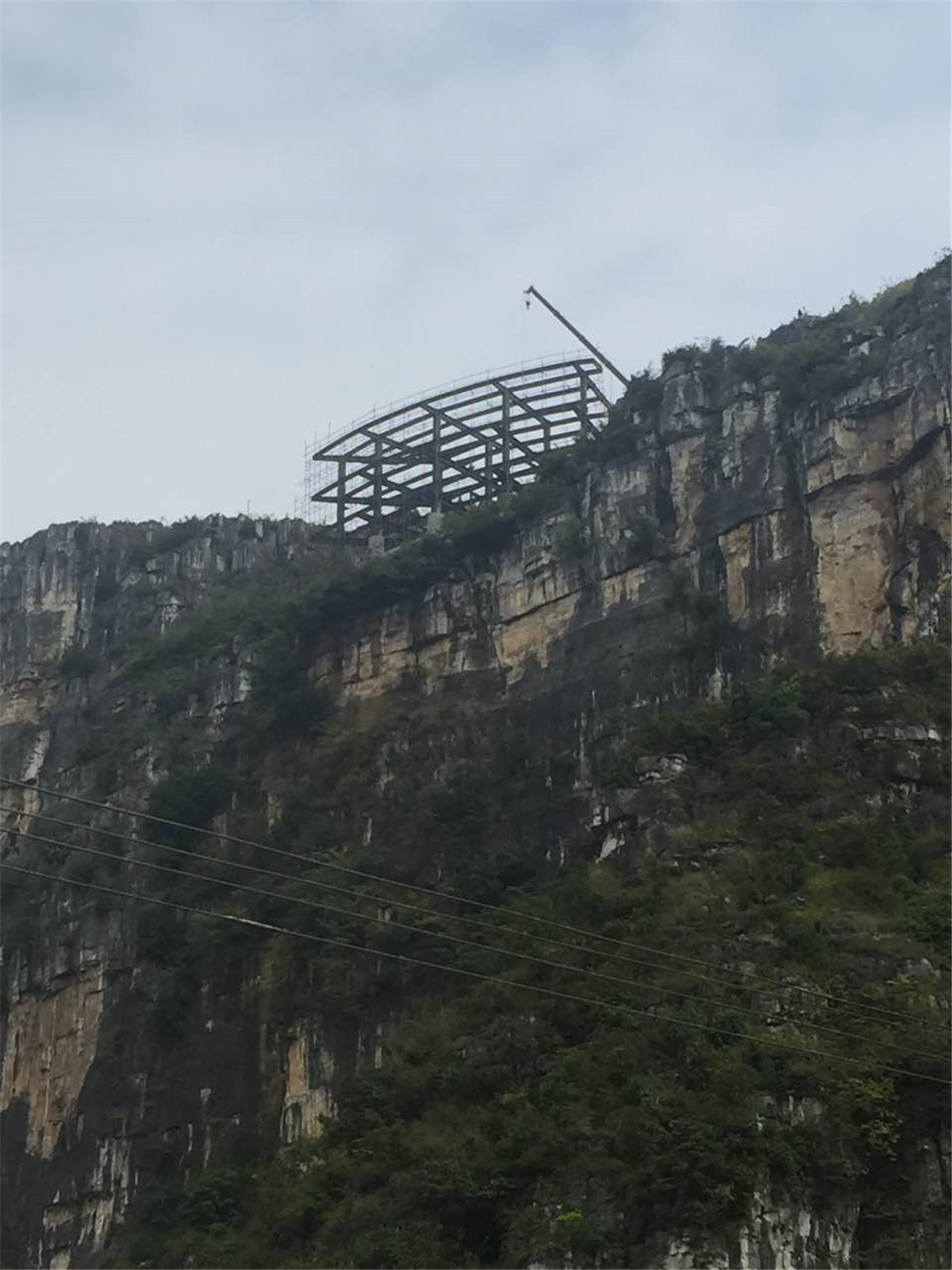 “悬浮”在百米绝壁之上——安龙国家山地户外运动示范公园溶岩美术馆 /  三文建筑 – 何崴工作室