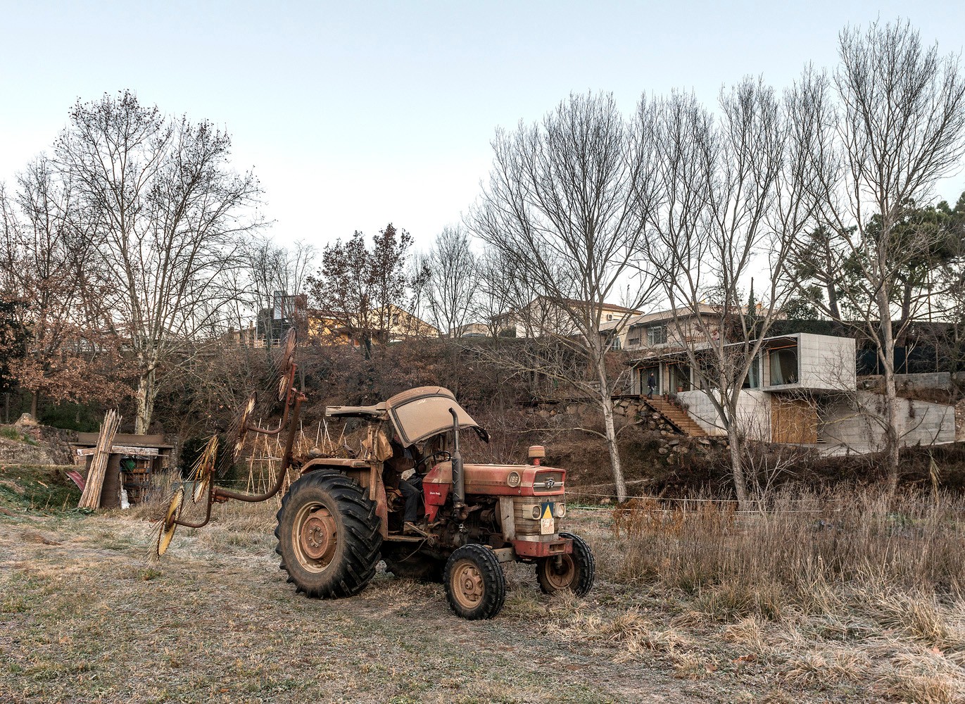 自由开闭，草坡上的悬挑住宅