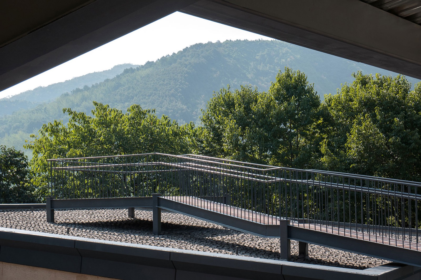 院子的五面风景  —  金凤书院，秦岭 / 土木石建筑