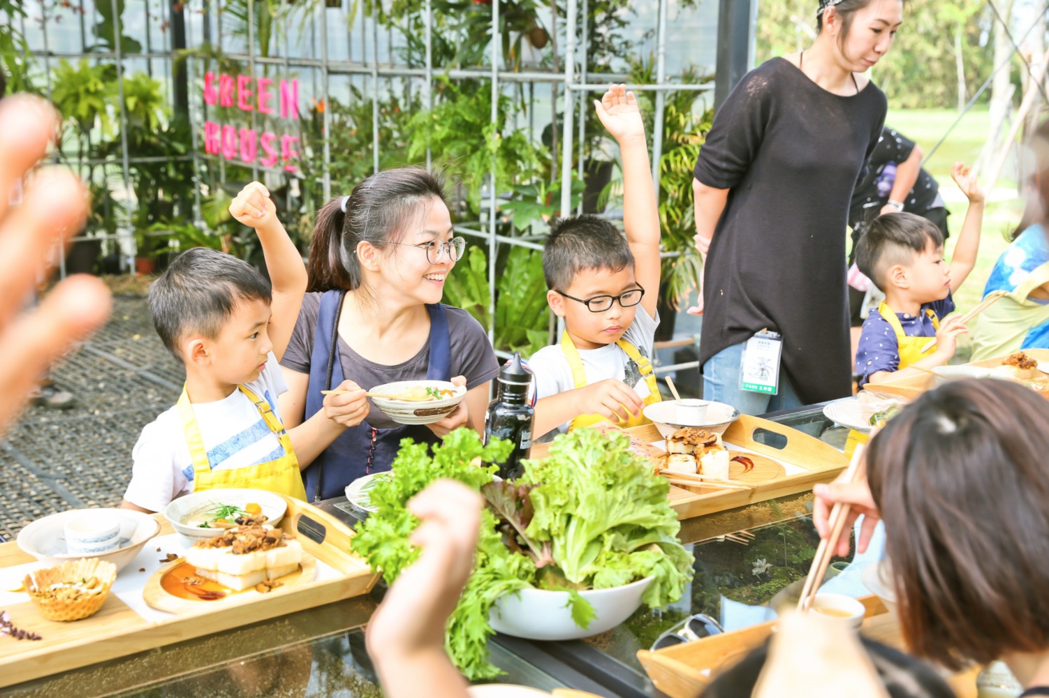 通过材料和结构的排布将气候“分开” —— 与植物共生的“温室之家”