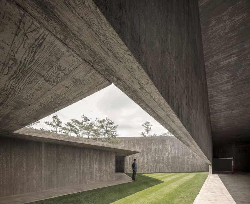 alvaro-siza-saya-park-art-pavilion-carlos-castanheira-designboom-03.jpg