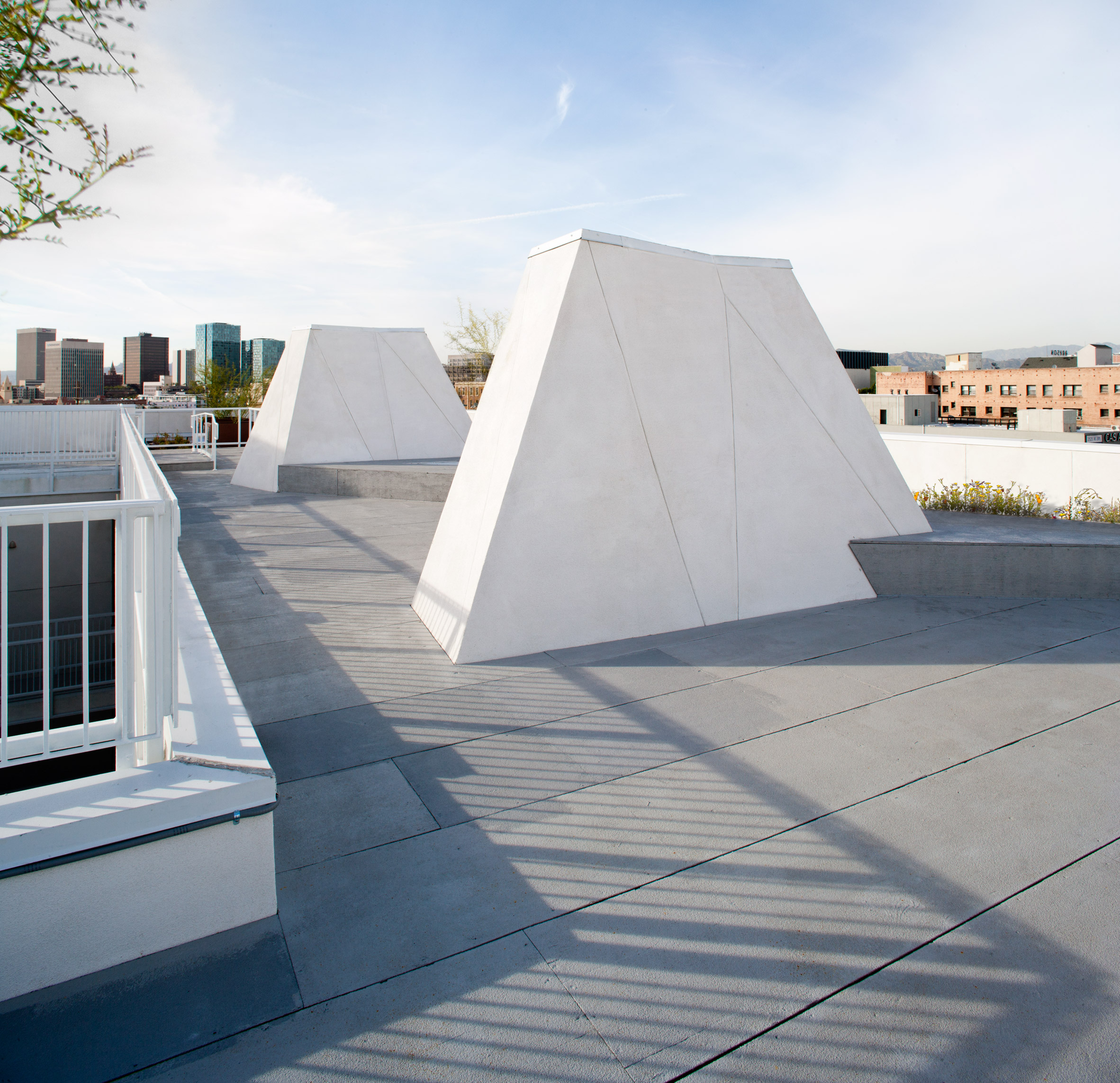 10_six-brooks-scarpa-architecture-los-angeles-california-housing-affordable_dezeen_33.jpg