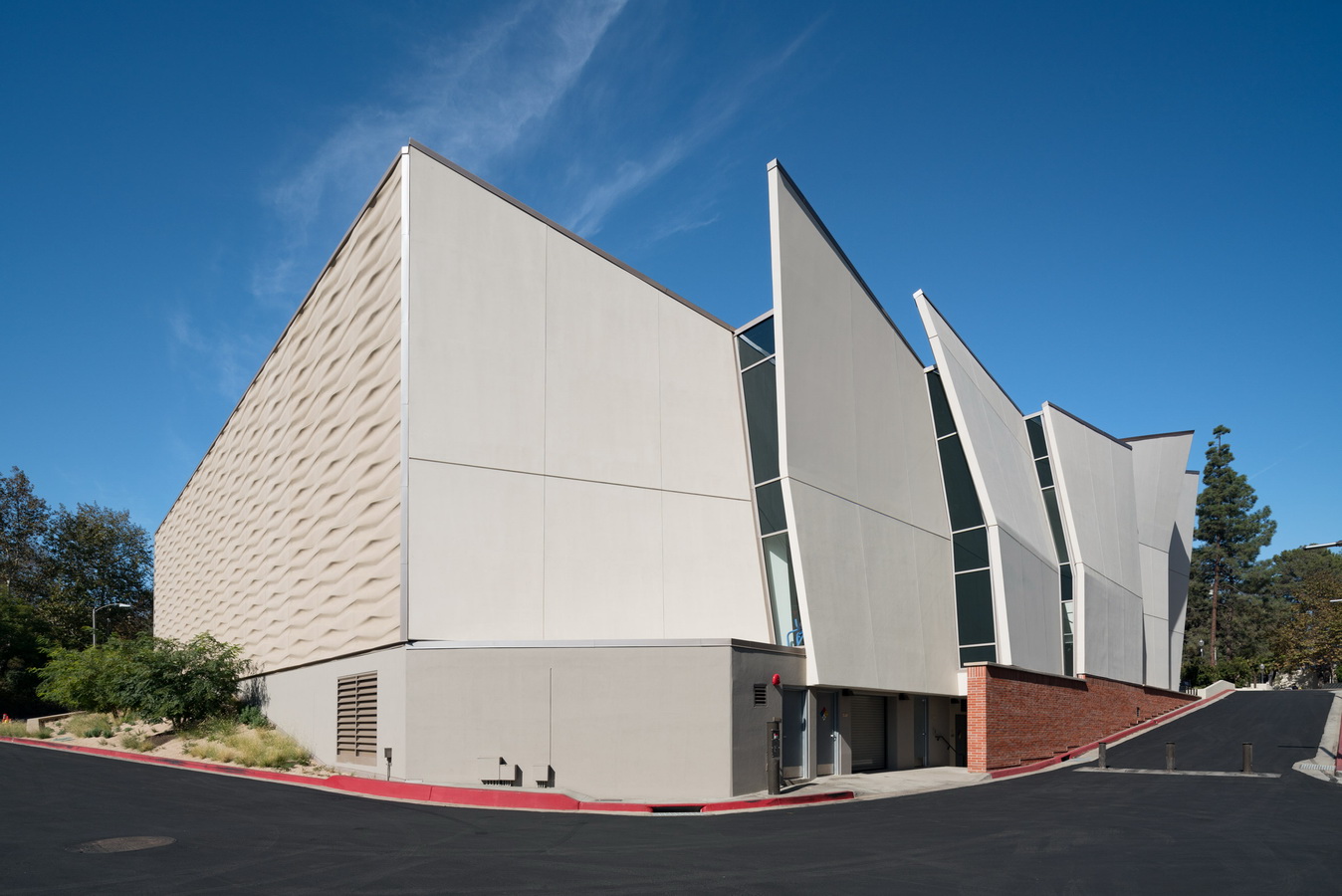 调整大小 ucla-basketball-facility-kevin-daly-architects-architecture-los-angeles-california-usa_dezeen_2364_col_6.jpg