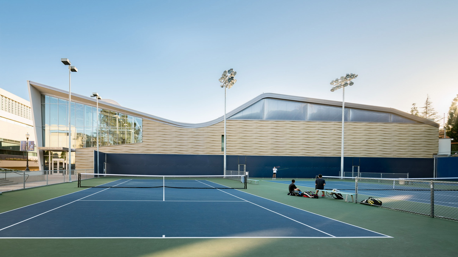 调整大小 ucla-basketball-facility-kevin-daly-architects-architecture-los-angeles-california-usa_dezeen_2364_col_16.jpg