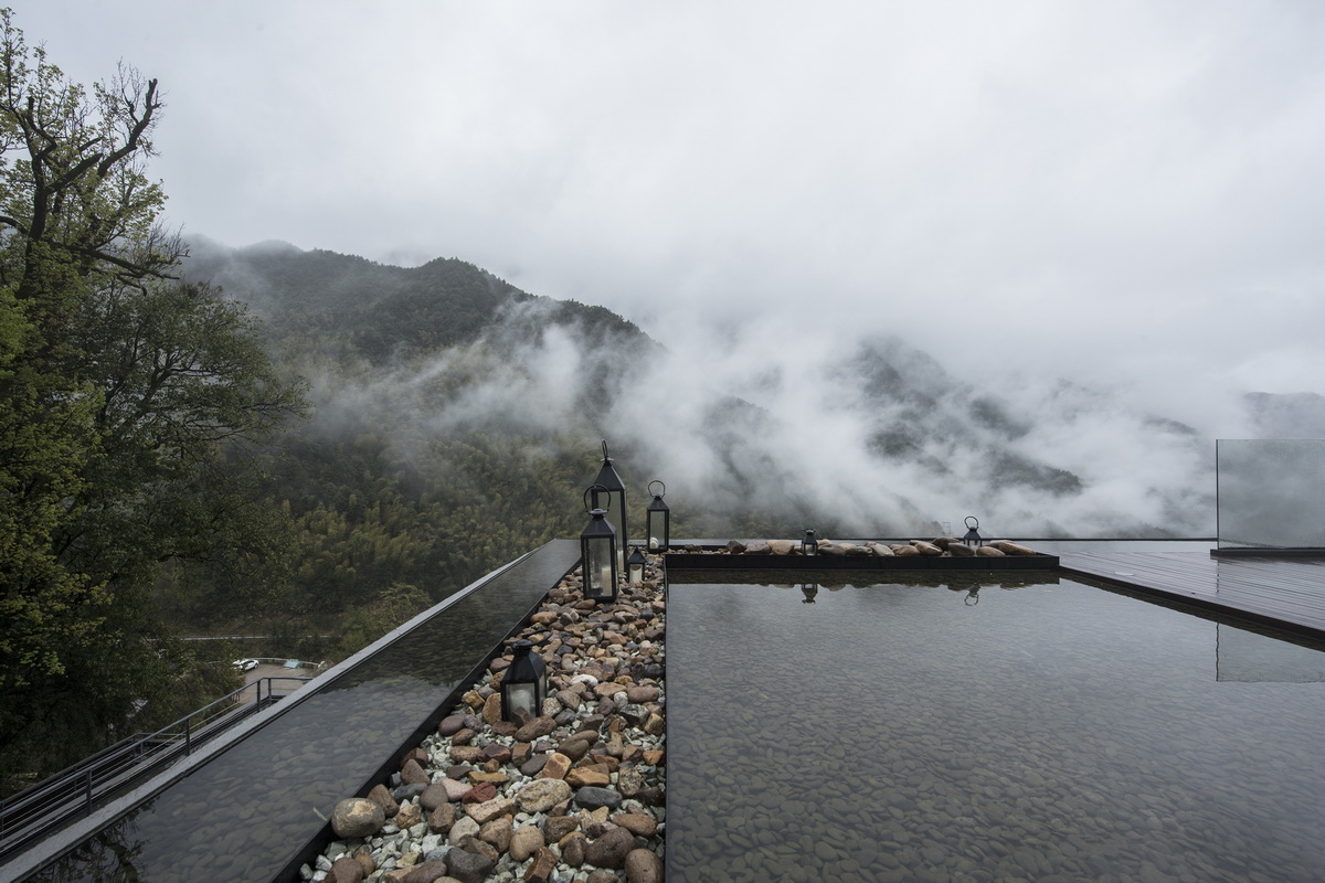 调整大小 04平台视野，view form the terrace.jpg