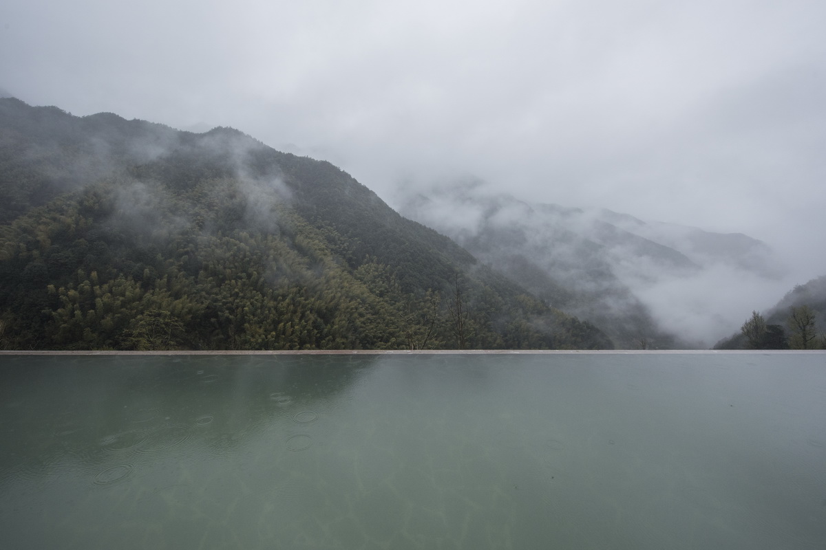 调整大小 16从泳池望向山景，view to the mountain landscape from the pool.jpg