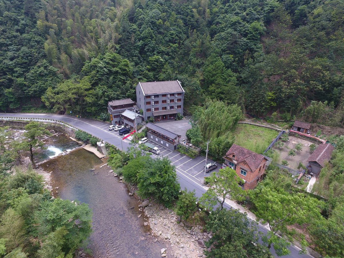 调整大小 图 2 场地建筑原状鸟瞰，可看到溪水、省道、邻居住宅和场地内外的高差关系@久舍营造工作室.jpg