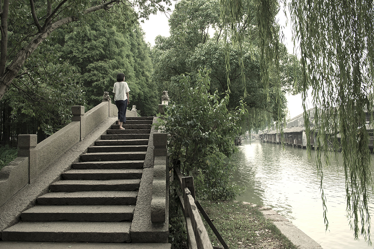 12在漫长的历史中，乌镇的生活早已与自然交融在一起Alila Wuzhen - Alila Experience - Water Town Scenic Walk - Bridge 04.jpg