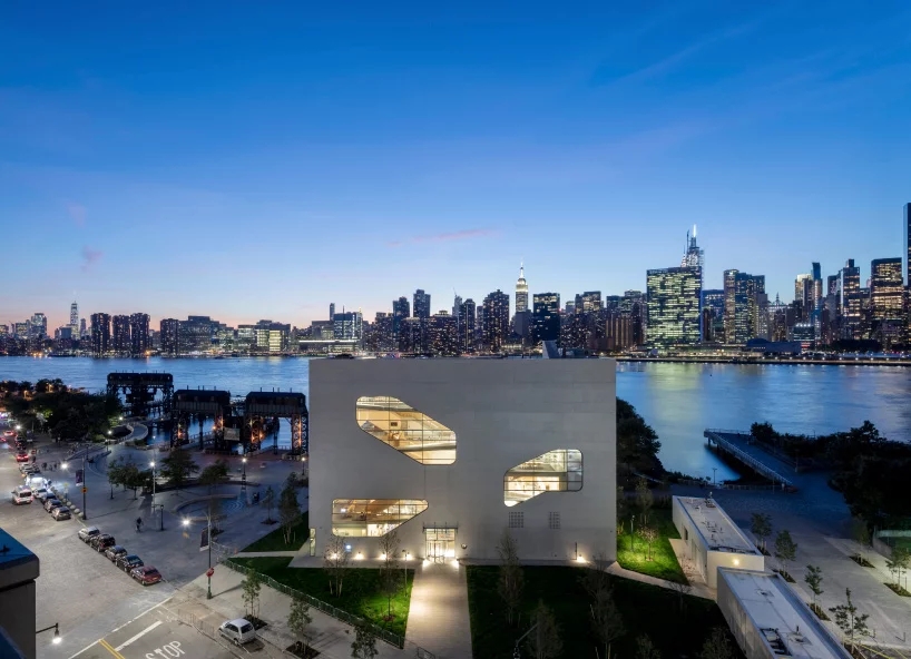 steven-holl-hunters-point-library-queens-new-york-designboom-11.webp.jpg