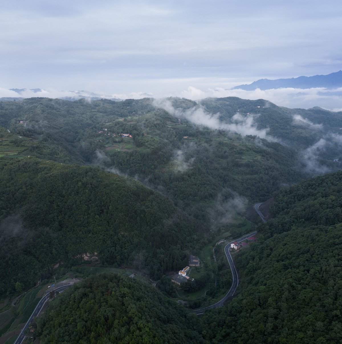 b1 秦巴山区深处的太行村.侯博文.jpg