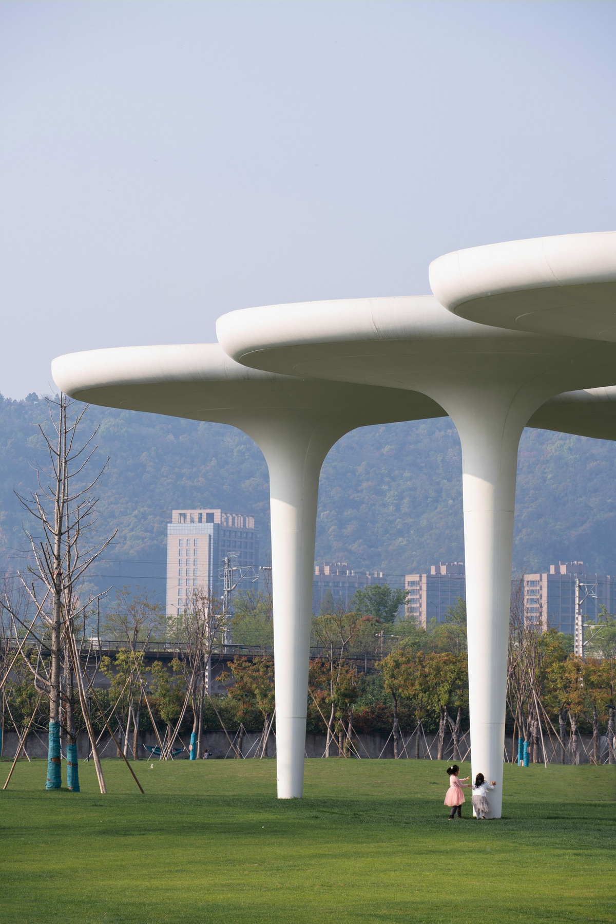 i3 _孩子在伞状灰空间下玩耍【Children_playing_under_the_umbrella_space】_调整大小.jpg