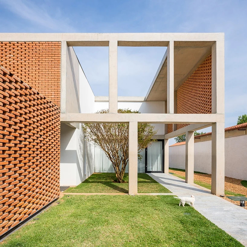 bloco-arquitetos-casa-grid-house-brasilia-designboom-02.webp.jpg