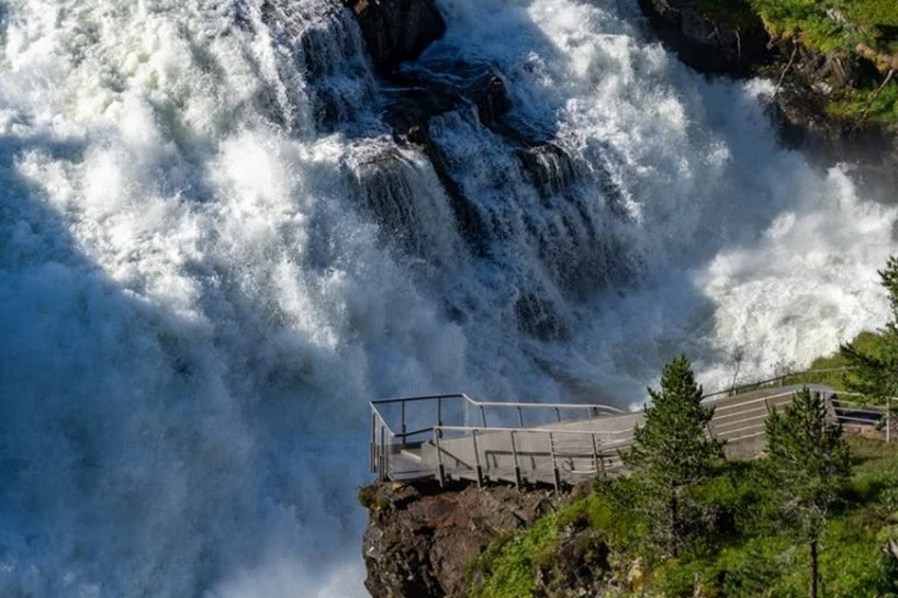 voringsfossen-norwegian-scenic-route-hardangervidda-carl-viggo-holmebakk-designboom-07-768x512_调整大小.jpg