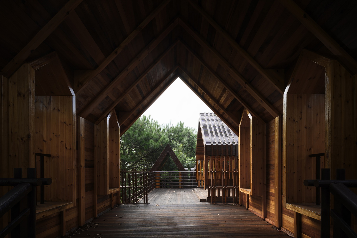 调整大小 “空心”木屋作为穿行于休憩的景观空间，The hollow wooden house, as a landscape space that walks through and rests. by 徐英达，黄迪.jpg