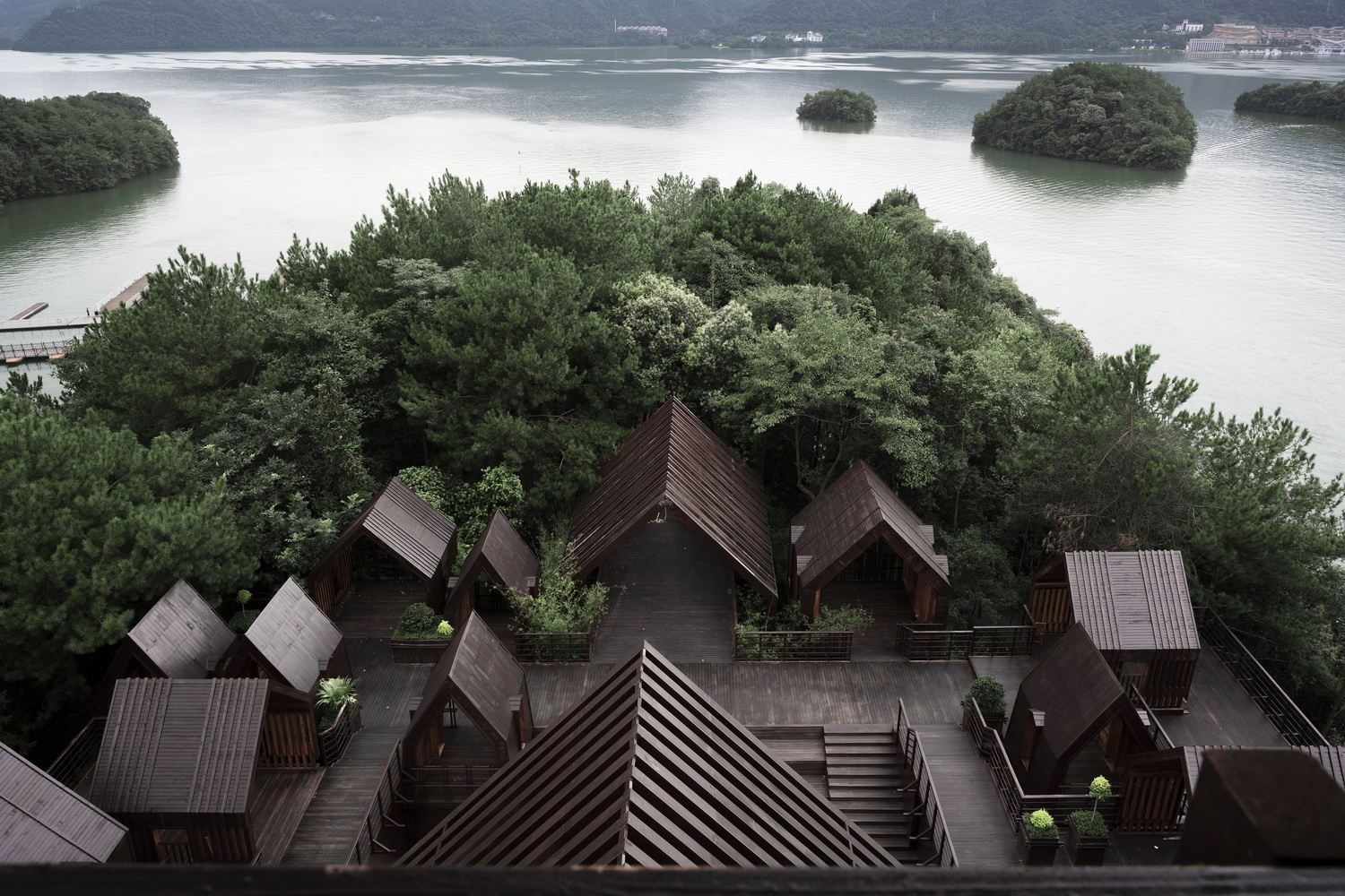 调整大小 从瞭望塔上俯瞰木屋小镇，Overlooking the town from the tower. by 徐英达，黄迪.jpg