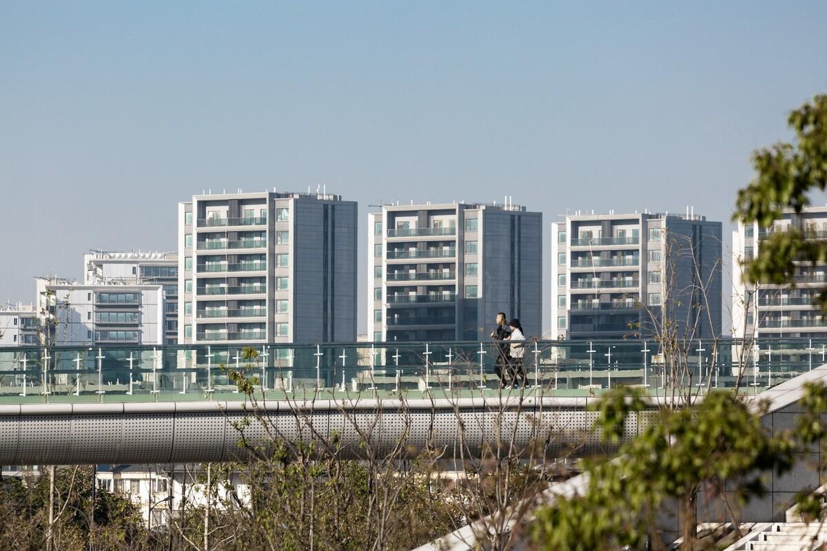 踏着云朵去奔跑：杭州李宁体育园一期项目 / 柏涛建筑