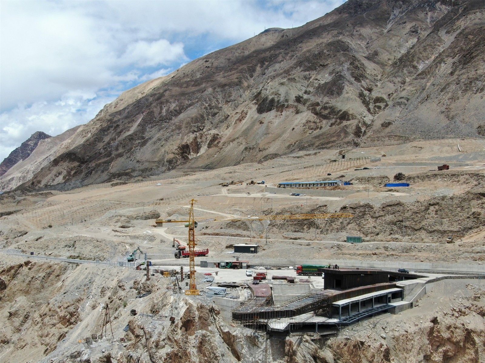 高寒高海拔地区的当代建筑实践  / 小隐建筑