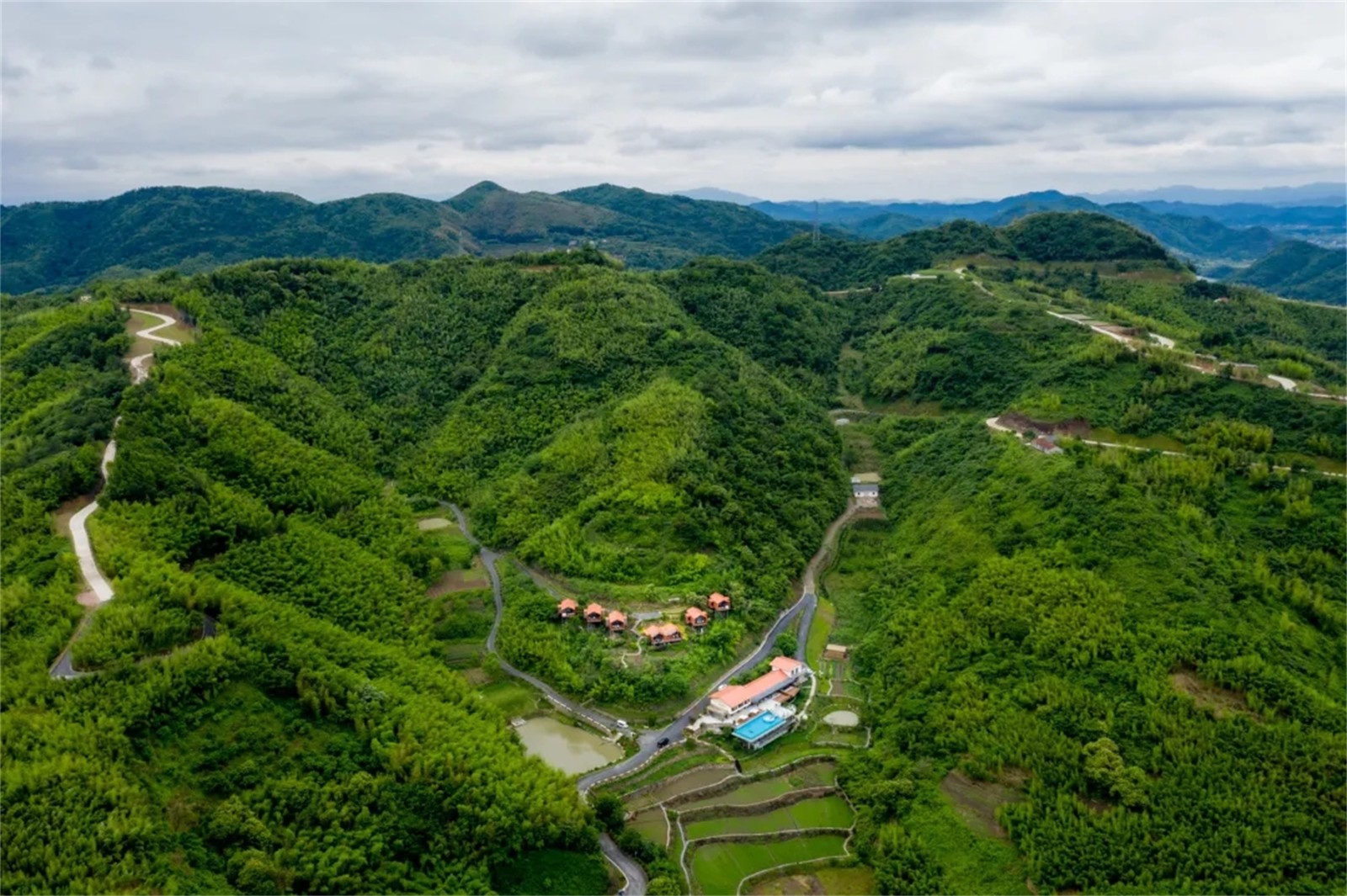 群山绵延中的山谷小墅：尧珈·养心墅 / 上海尧舜建筑设计有限公司