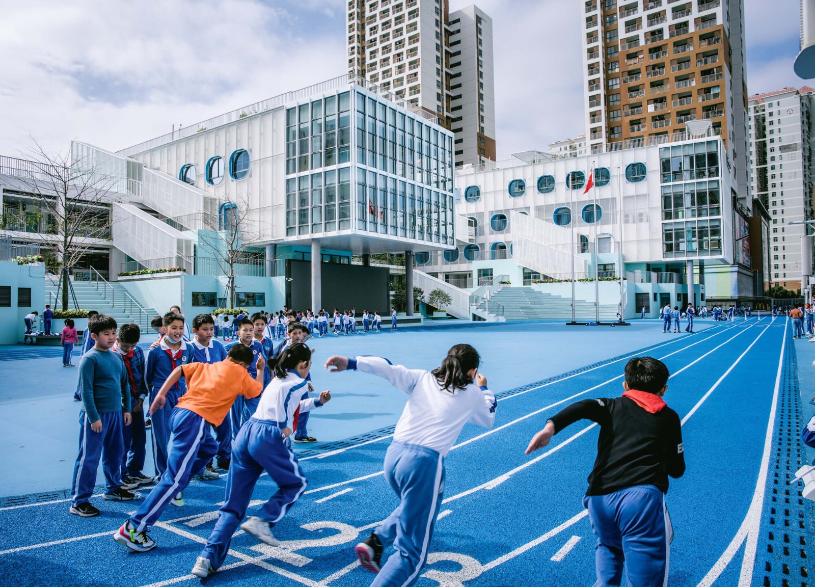 学习层台—深圳福强小学 / 众建筑