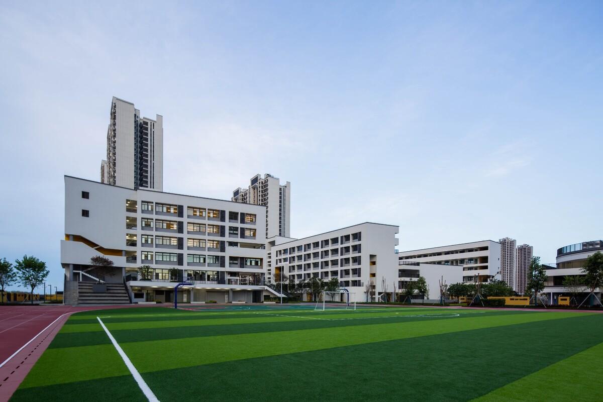 汕头市龙湖区中阳学校与汕特中心幼儿园 / 柏涛建筑