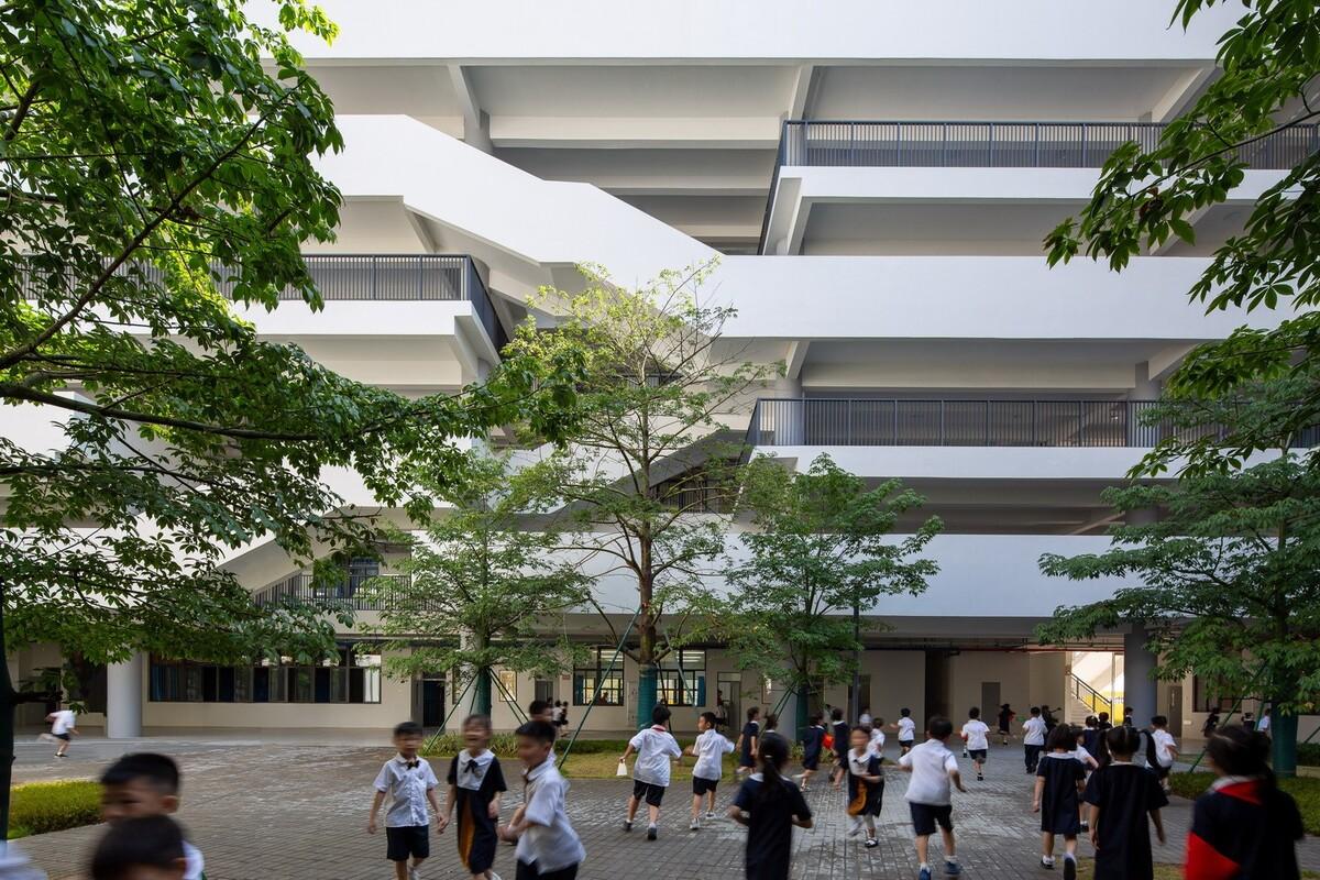 汕头市龙湖区中阳学校与汕特中心幼儿园 / 柏涛建筑