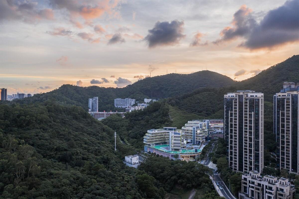 “上山”校园：深圳福田实验教育集团侨香学校·北校区 / 申都设计