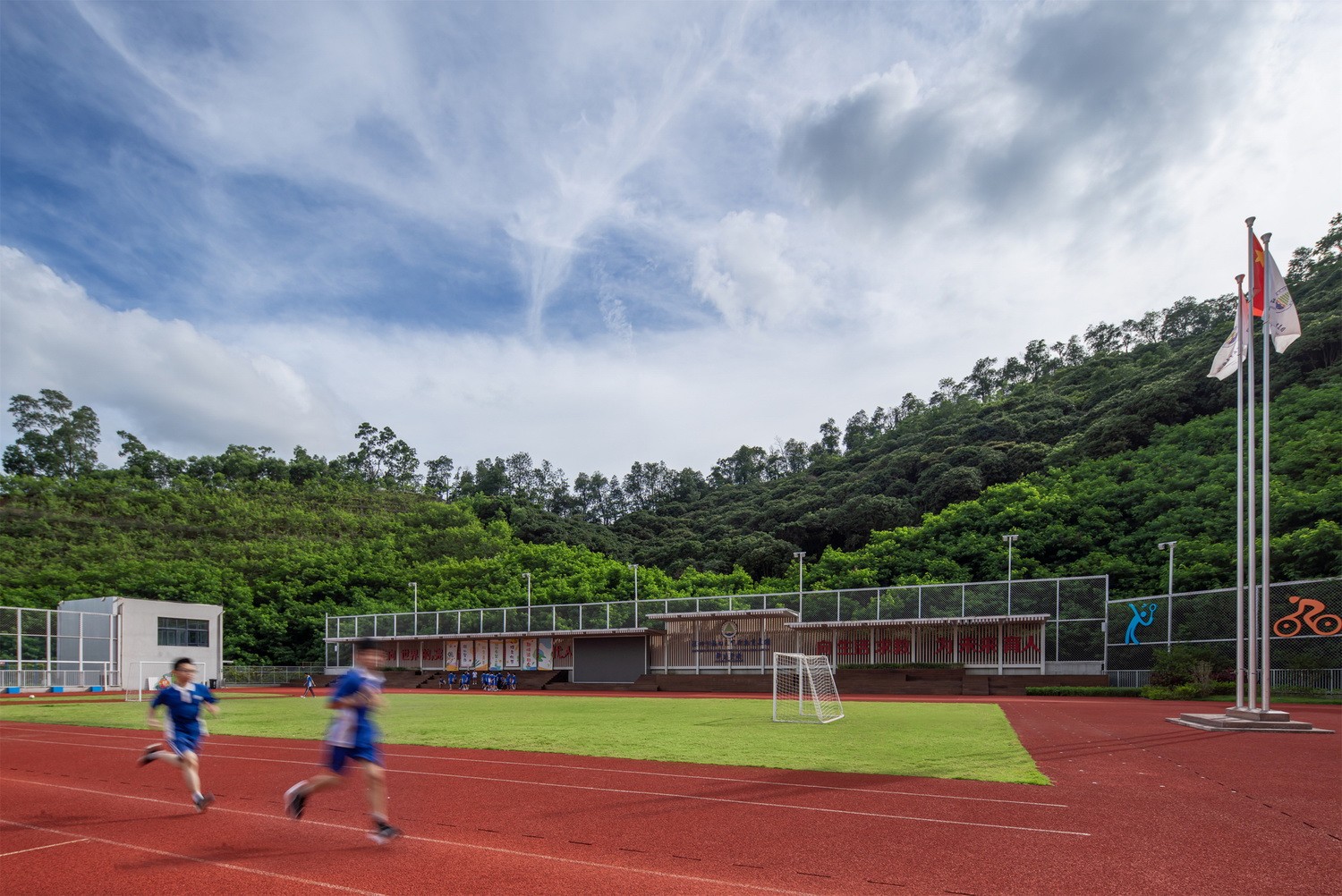 “上山”校园：深圳福田实验教育集团侨香学校·北校区 / 申都设计