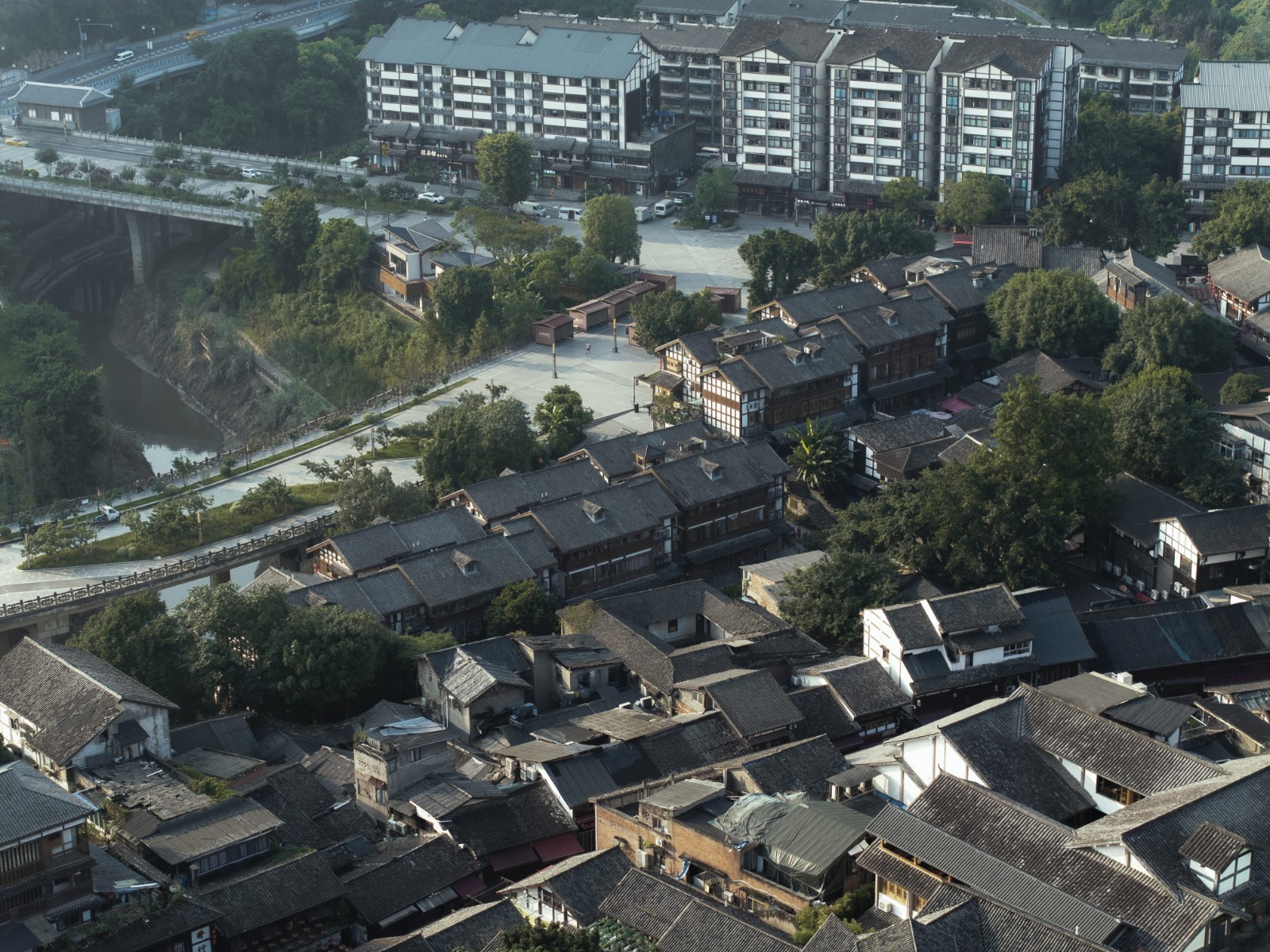 折纸轻亭，磁器口东门旅游服务驿站 / 悦集建筑设计事务所